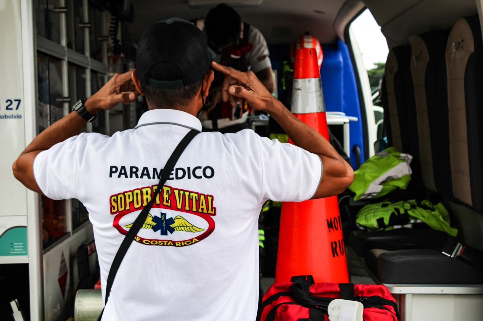 Paramédico de Soporte Vital preparándose para una emergencia